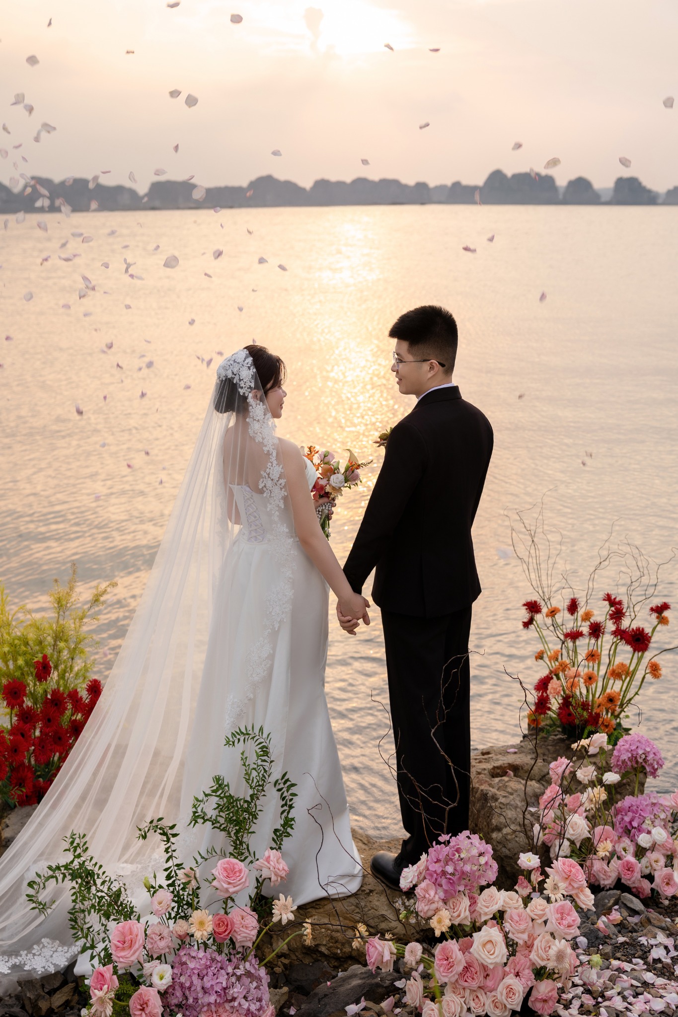 Cô dâu chú rể dưới nắng chiều